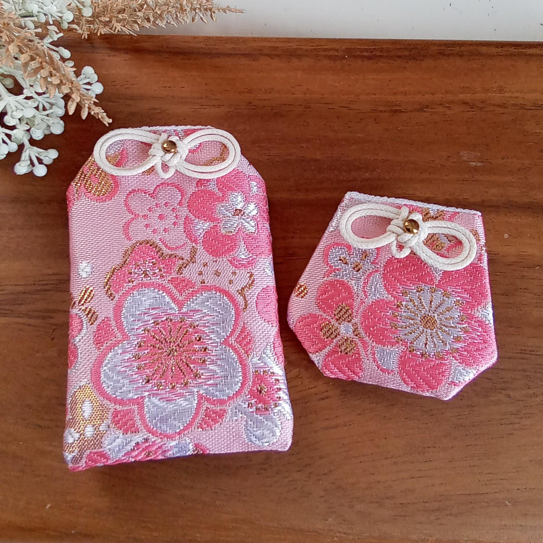 ❁新作❁　お守り袋　金襴　✤きらめき梅(ピンク)✤　 セット売りもあります1枚目の画像